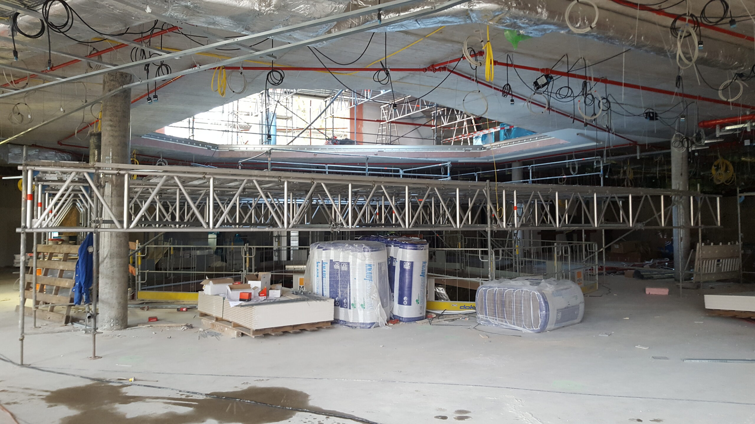Nietiet Gerüstbau – L&T-Plattform über Atrium