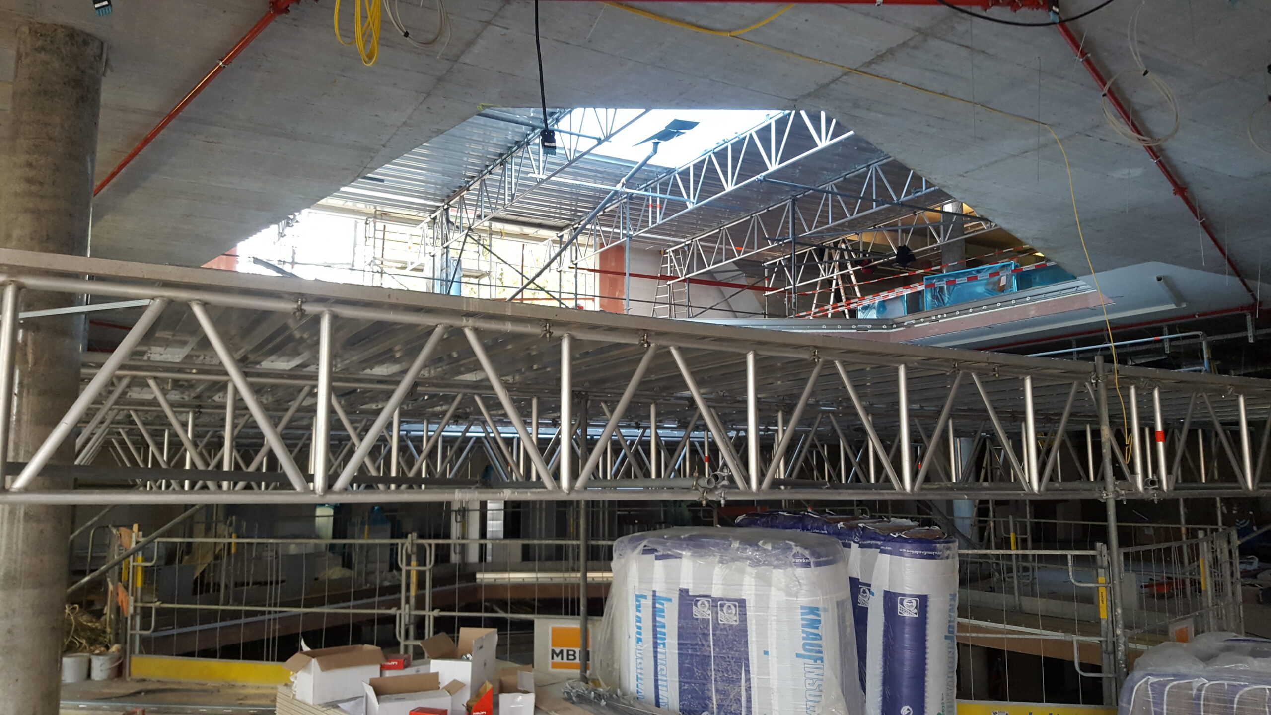 Nietiet Gerüstbau – L&T-Plattform über Atrium