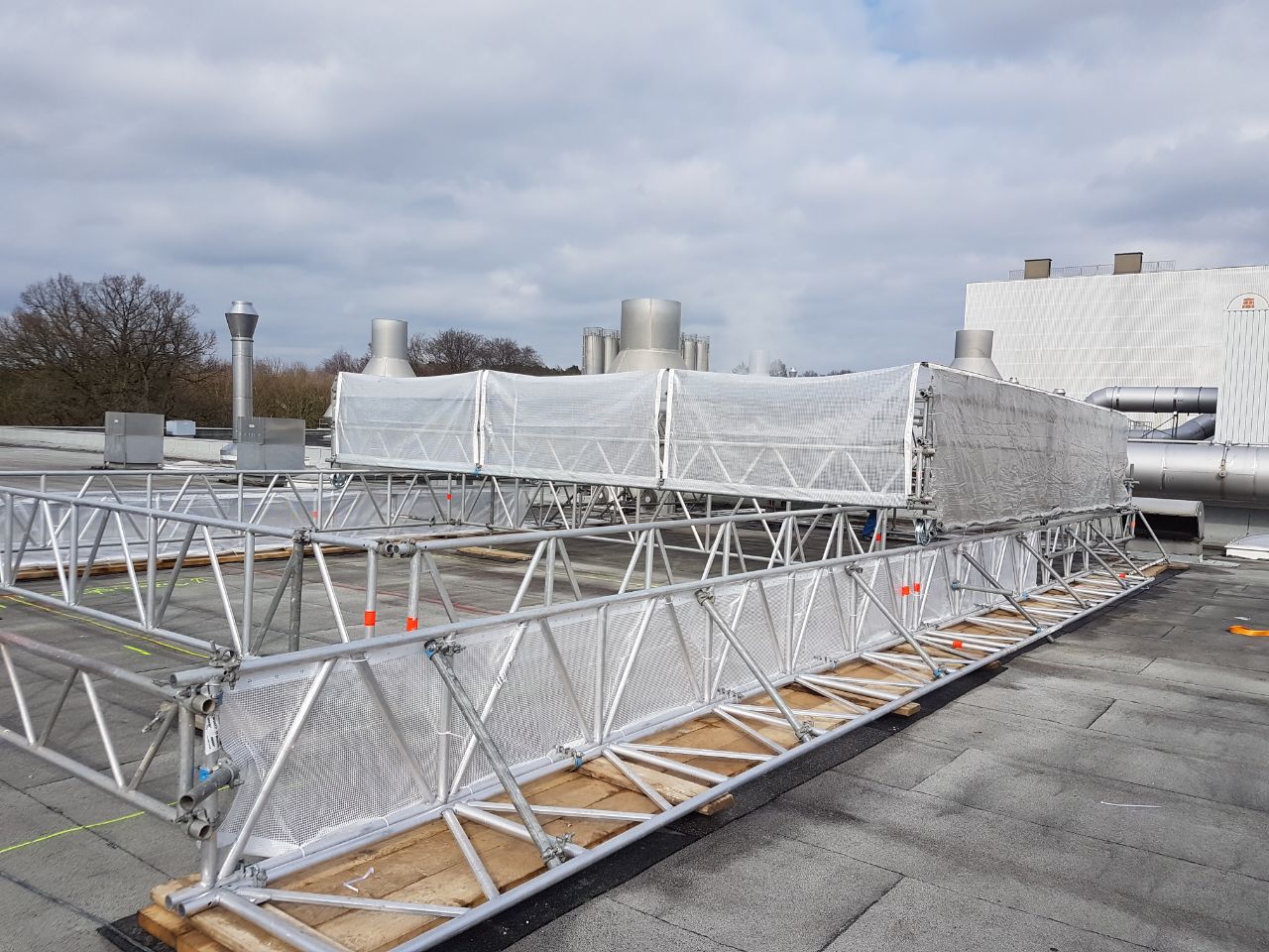 Nietiet Gerüstbau – Schoeller Wetterschutzdach